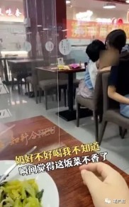 东北某大学情侣，在食堂上演“喂奶”大戏，网友：碗里的菜不香了